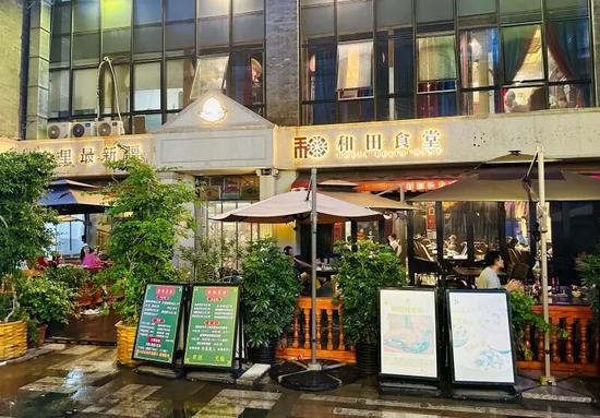 穆热迪力在北京市朝阳区开的和田食堂。（受访者供图）