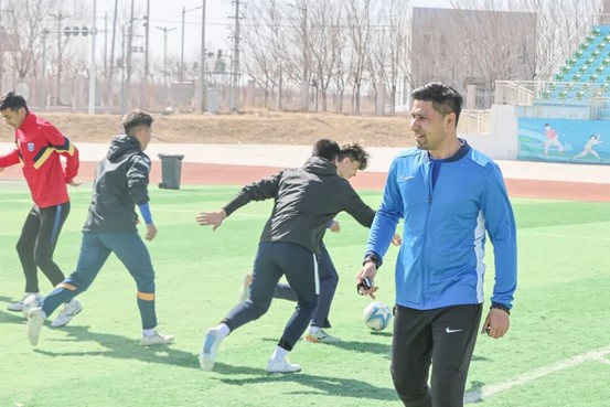 9岁学踢球，曾征战中甲！他将带队出征“疆超”→