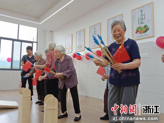 物产中大金石为入住的老年人举办各式娱乐活动。&nbsp;物产中大金石&nbsp;供图