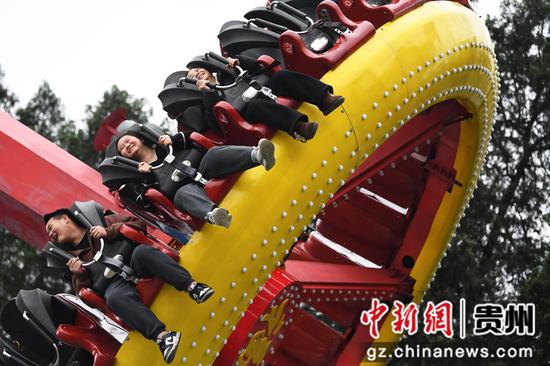 4月2日,在贵阳市河滨公园内,小朋友们正乘坐“大摆锤”游乐设施。 4月2日,在贵阳市河滨公园内,小朋友们正乘坐“大摆锤”游乐设施。