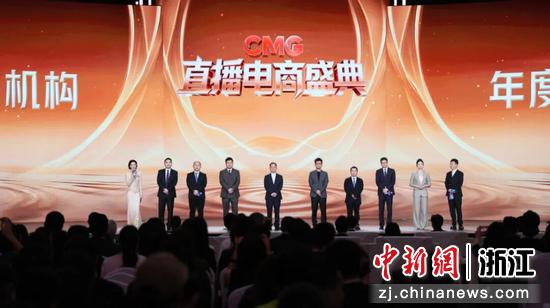 谦寻控股荣获“年度影响力服务机构”案例(左二为谦寻控股董事长董海锋)。谦寻控股供图 谦寻控股荣获“年度影响力服务机构”案例(左二为谦寻控股董事长董海锋)。谦寻控股供图