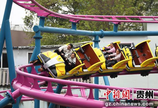 4月2日,在贵阳市河滨公园内,小朋友们正乘坐“家庭过山车”。 4月2日,在贵阳市河滨公园内,小朋友们正乘坐“家庭过山车”。