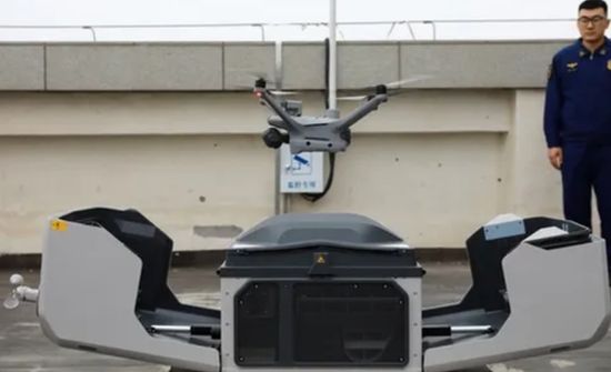 移动工作人员在调试无人机25