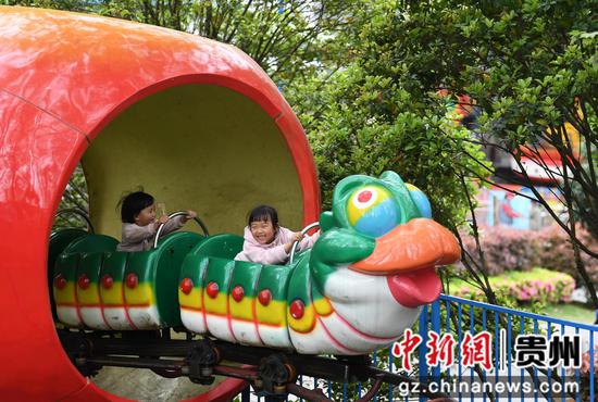 4月2日,小朋友们在贵阳市河滨公园内乘坐“青虫滑车”。 4月2日,小朋友们在贵阳市河滨公园内乘坐“青虫滑车”。