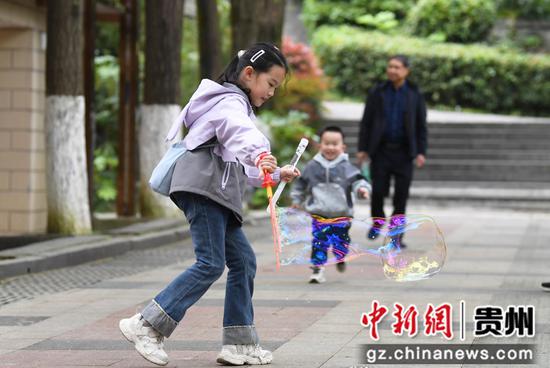 4月2日,小朋友们在贵阳市河滨公园内玩泡泡,尽享春日好时光。 4月2日,小朋友们在贵阳市河滨公园内玩泡泡,尽享春日好时光。