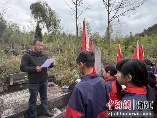 “缅怀革命先烈 传承红色基因”清明祭扫仪式现场。双峰乡 供图 “缅怀革命先烈 传承红色基因”清明祭扫仪式现场。双峰乡 供图