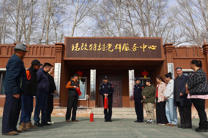 民警在诺改特村党群服务中心室内课堂，为村民开展春季安全知识授课。