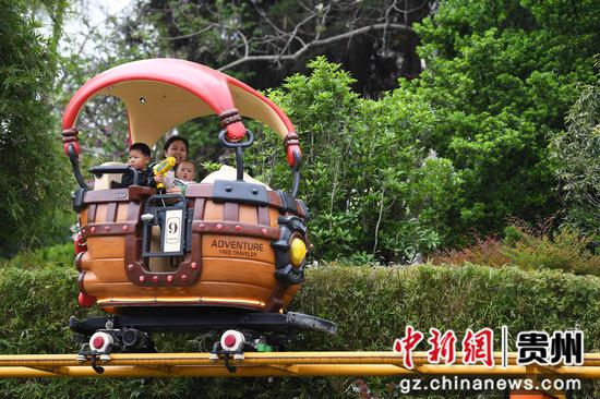 4月2日,在贵阳市河滨公园内,小朋友们在家长的陪同下乘坐“环游大冒险”游乐设施。 4月2日,在贵阳市河滨公园内,小朋友们在家长的陪同下乘坐“环游大冒险”游乐设施。