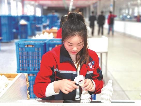 贵州亚狮龙体育文化产业发展有限公司生产车间。贵州日报天眼新闻记者 石含开 摄