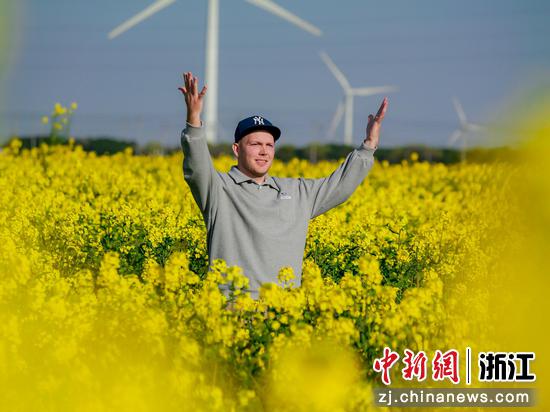 近日,加拿大友人在《花开的声音》诗会上朗诵法国诗人雅克·普雷维尔的诗歌《春天》。洁西卡 摄 近日,加拿大友人在《花开的声音》诗会上朗诵法国诗人雅克·普雷维尔的诗歌《春天》。洁西卡 摄