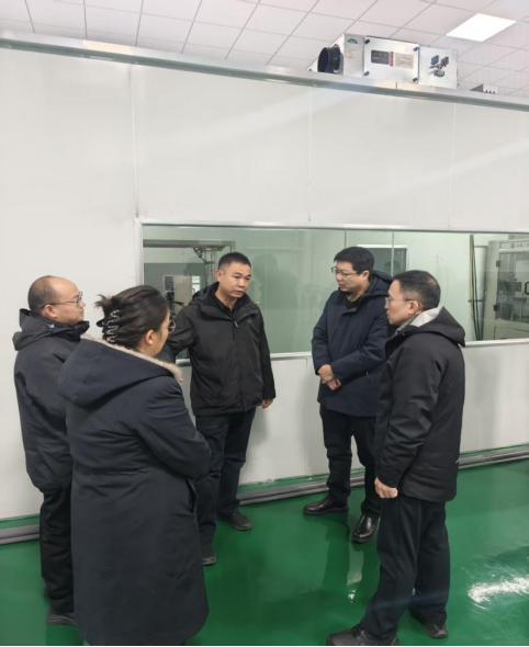 县领导调研阿合奇县奇泉纯净水厂