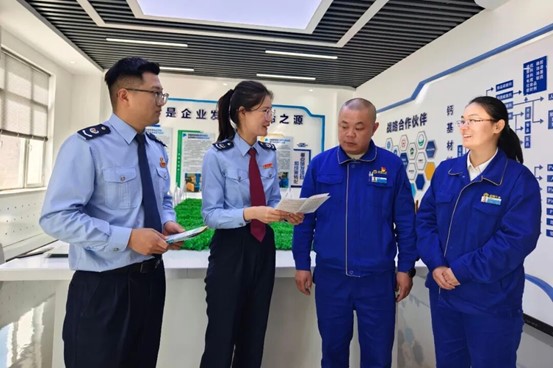 博乐市税务局干部在天博辰业矿业有限公司宣传有关政策。