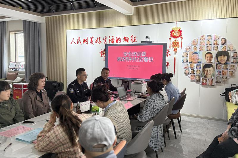 民警在诺改特村党群服务中心室内课堂，为村民开展春季安全知识授课。