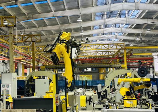 机器流水线高速运转 陈杨 摄