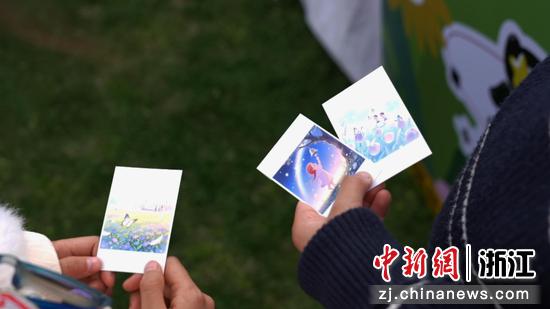 孤独症小朋友们用灵光“搓”出来的画。蚂蚁集团 供图