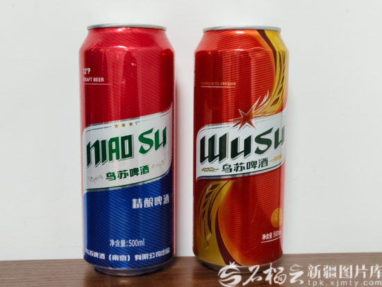 imag被查获的侵权产品“鸟苏啤酒”（左）与乌苏啤酒正品（右）。乌苏啤酒供图