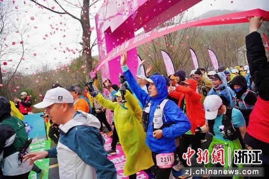 3月1日，2026长兴“远山见·暗香梅道”跑山赛开跑。主办方供图
