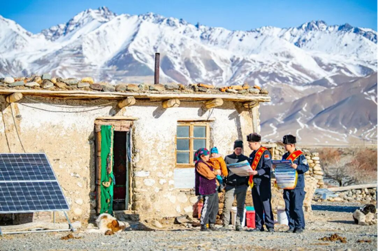 民警组成法律宣传分队向冬季转场牧民宣讲边防政策法规。来源：博州移民管理之声微信公众号e