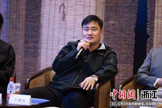 宁波永阳信息科技有限公司董事长丁君远作分享。孙杨洋 摄 宁波永阳信息科技有限公司董事长丁君远作分享。孙杨洋 摄