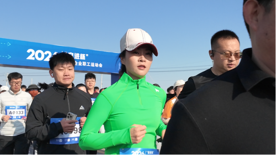 王红敏在跑步队伍中。记者贾晓雪 摄