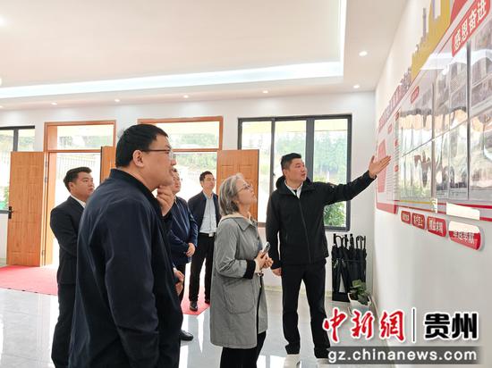 调研组一行在赫章县中等职业学校调研 张雪 摄