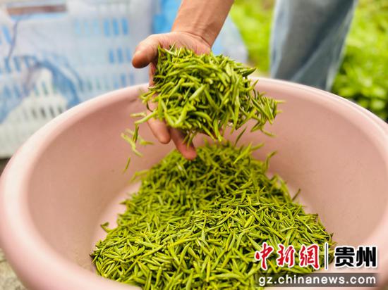 工作人员仔细验收