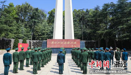 浙江海警局开展清明祭扫活动。浙江海警局&nbsp;供图