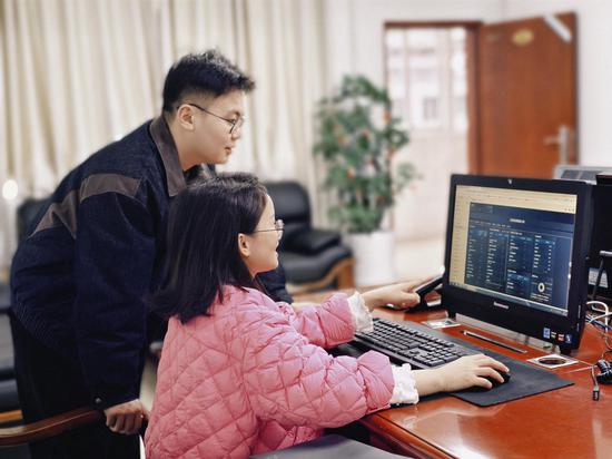 图为员工反馈“数字纪检”平台意见。覃春娥 摄