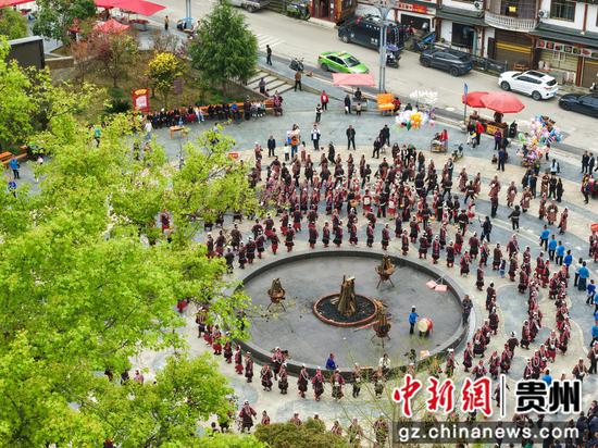4月2日，剑河县岑松镇温泉村姊妹节活动现场。姜泽光 摄