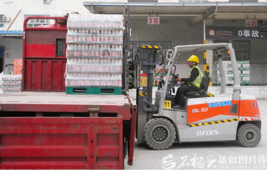 乌苏啤酒装卸货使用“电叉车带板运输”，避免噪声扰民。任媛宝摄