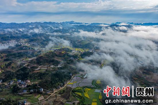 贵州省黔东南州岑巩县客楼镇下寨村拍摄云雾云海。罗慧摄