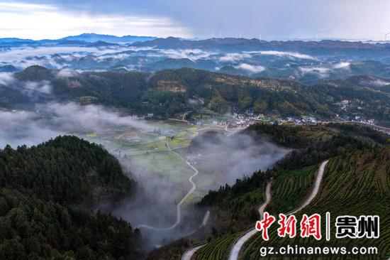 贵州省黔东南州岑巩县客楼镇下寨村拍摄云雾云海。罗慧摄