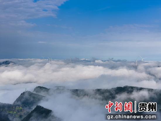 贵州省黔东南州岑巩县客楼镇下寨村拍摄仙境坡茶山云海云雾。代乔萍摄