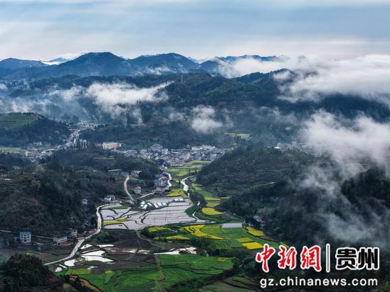 贵州省黔东南州岑巩县客楼镇下寨村拍摄云雾云海。罗慧摄