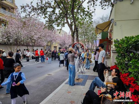 4月3日，民众在天津五大道观赏海棠花。当日，天津五大道迎来一年一度海棠花节，千余株西府海棠次第绽放，粉白花瓣缀满枝头，吸引市民和游客纷纷驻足拍照，定格春日美景。中新社记者 佟郁 摄