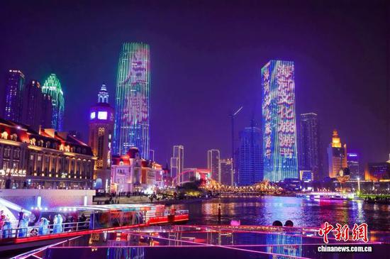 4月2日晚，第九届天津海河文化旅游节在海河游船上拉开帷幕。（天津旅游集团供图）