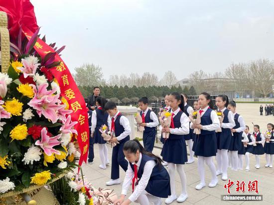 3日，少先队员代表在天津市烈士陵园深切缅怀革命先烈并献上鲜花。江莹 摄
