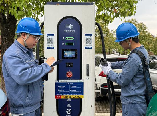 工作人员日常巡检。韦敏 摄