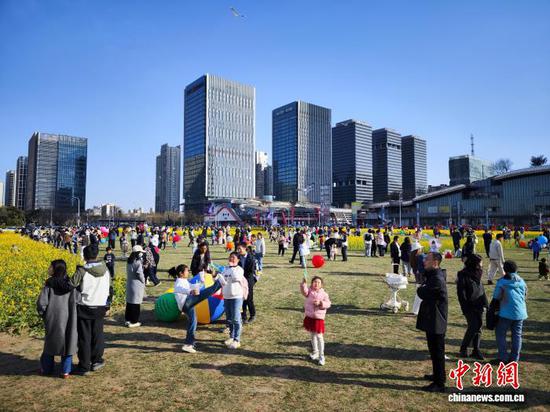 4月6日，天津，民众在油菜花田踏青游玩。近日，天津经开区泰达城市公园樱花与MSD广场油菜花同期盛放，吸引了众多市民和游客前来踏青赏花，邂逅春日浪漫之约。中新社记者 佟郁 摄