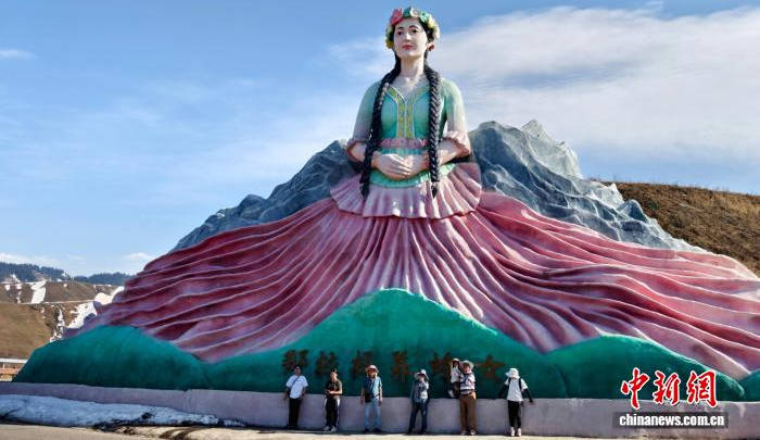 新疆那拉提草原现“一山四景”景观 新疆那拉提草原现“一山四景”景观