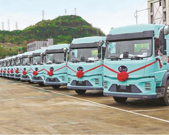 “贵州”牌电动重卡整装待发。 贵州日报天眼新闻记者 陈玲 摄 “贵州”牌电动重卡整装待发。 贵州日报天眼新闻记者 陈玲 摄