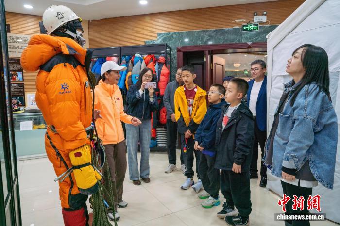 乌鲁木齐:民间登山博物馆成学生春假研学地 乌鲁木齐:民间登山博物馆成学生春假研学地
