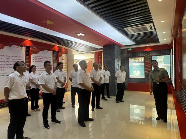 乐业烟草党员在参观廉政教育基地。姚芳杰 摄