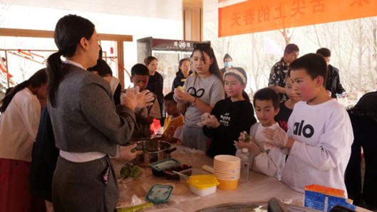 游客体验亲自制作青团活动。布热比·艾买尔 摄 游客体验亲自制作青团活动。布热比·艾买尔 摄