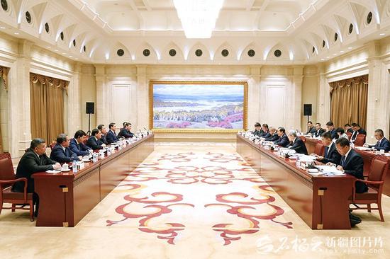 4月6日,自治区党委书记陈小江、自治区主席艾尔肯·吐尼亚孜在乌鲁木齐会见乌兹别克斯坦锡尔河州州长埃尔金容·图尔济莫夫。石榴云/新疆日报记者 谢龙摄 4月6日,自治区党委书记陈小江、自治区主席艾尔肯·吐尼亚孜在乌鲁木齐会见乌兹别克斯坦锡尔河州州长埃尔金容·图尔济莫夫。石榴云/新疆日报记者 谢龙摄