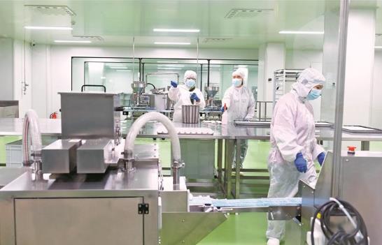 江口县贵茶产业园的贵贵抹茶食品有限公司生产车间里,工人正在作业。 李森 摄 江口县贵茶产业园的贵贵抹茶食品有限公司生产车间里,工人正在作业。 李森 摄