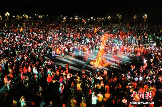 2023年8月10日晚,贵州省毕节市百里杜鹃管理区举行“火把节”系列活动,来自四面八方的游客与民众齐聚百里杜鹃,共度火把节。图为民众在贵州省毕节市百里杜鹃管理区鹏程街道花瓣桥广场进行篝火狂欢。李华摄 2023年8月10日晚,贵州省毕节市百里杜鹃管理区举行“火把节”系列活动,来自四面八方的游客与民众齐聚百里杜鹃,共度火把节。图为民众在贵州省毕节市百里杜鹃管理区鹏程街道花瓣桥广场进行篝火狂欢。李华摄