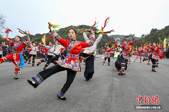 2025年3月28日,贵州省百里杜鹃管理区举行一年一度的祭花神非遗展示活动。活动按迎花神、祭花神、唱花神、跳花神、祈福、送花神等流程依次进行。期间,《撮泰吉》《铃铛舞》等轮番上演,具有仪式感、画面感、神秘感的展演惊艳了现场的游客。图为祭花神活动上的铃铛舞表演。李华 摄 2025年3月28日,贵州省百里杜鹃管理区举行一年一度的祭花神非遗展示活动。活动按迎花神、祭花神、唱花神、跳花神、祈福、送花神等流程依次进行。期间,《撮泰吉》《铃铛舞》等轮番上演,具有仪式感、画面感、神秘感的展演惊艳了现场的游客。图为祭花神活动上的铃铛舞表演。李华 摄