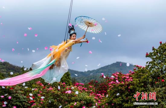 2026年3月26日,景区花仙子在贵州省毕节市百里杜鹃管理区普底景区为游客表演天女散花。 2026年3月26日,景区花仙子在贵州省毕节市百里杜鹃管理区普底景区为游客表演天女散花。