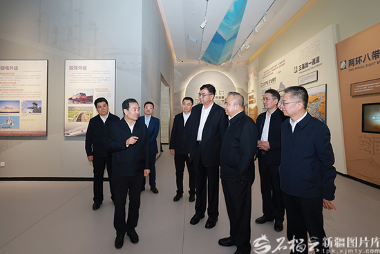 4月7日，自治区党委书记陈小江、自治区主席艾尔肯·吐尼亚孜在新疆地质矿产博物馆，深入了解新疆矿产资源储藏分布和开发利用等情况。天山网-新疆日报记者 崔志坚摄e